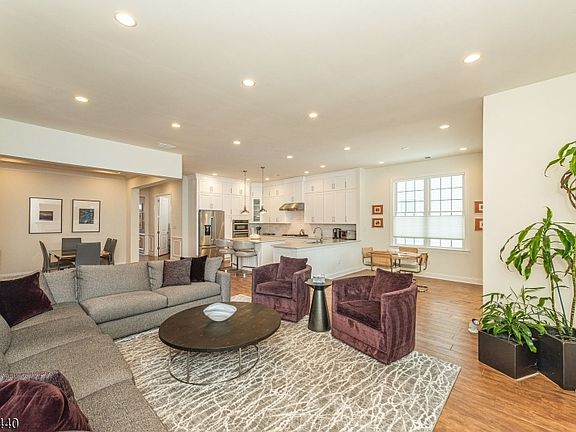 4th image of 12 Beecher Ln