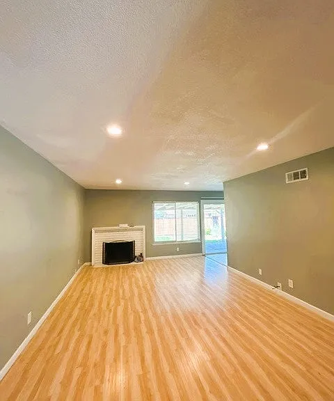 Living Room/Fireplace