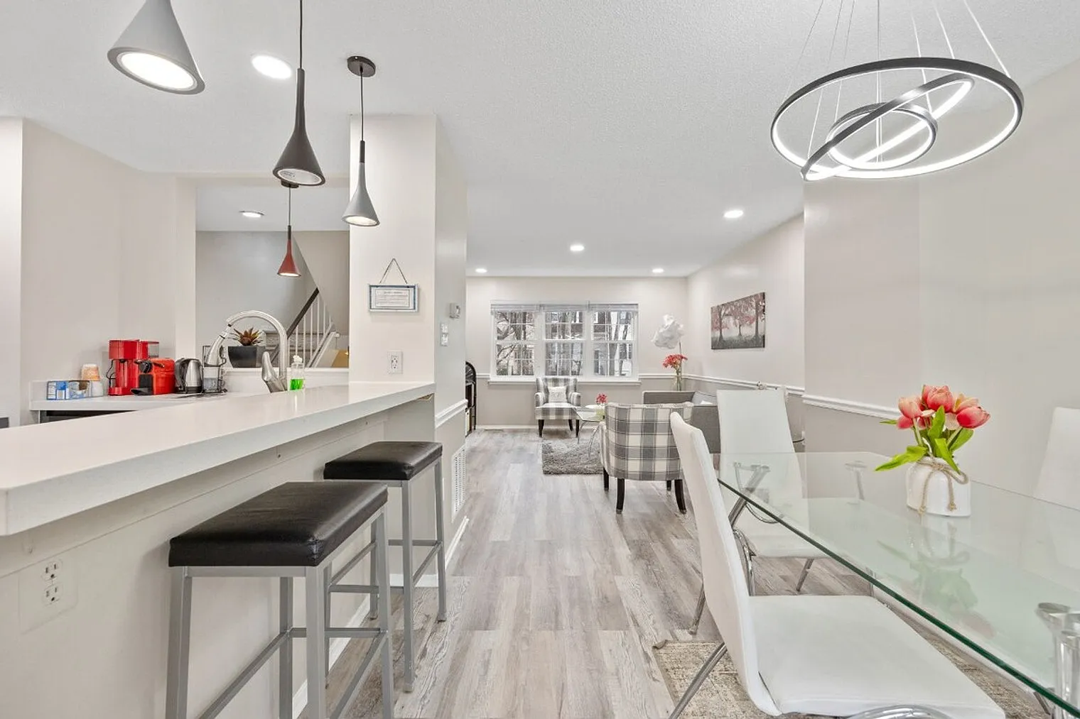 2 bed, 1.0 bath, $5,517 — Photo 3