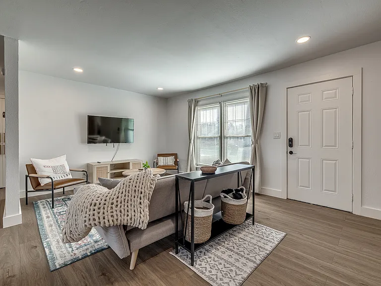 1111 W Comanche St — Photo 2