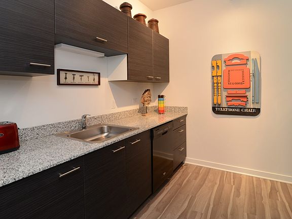 4th image of 805 N La Salle Dr #Convertibl