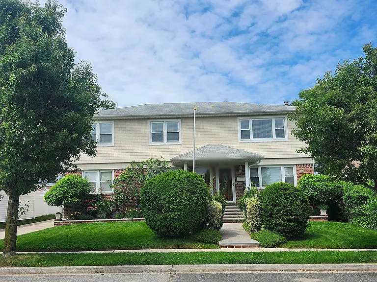 Lloyd St — Photo 1