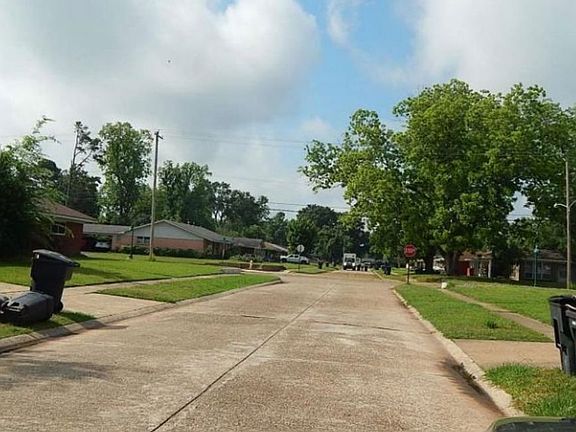 Exterior Neighborhood (street photo)