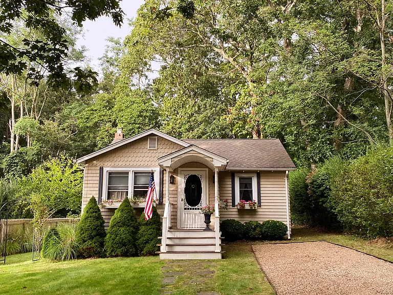 825 Dogwood Ln — Photo 1