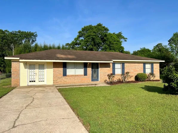 110 First Family Dr, Headland, AL 36345