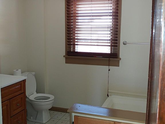 4th image of 923 1st St NE
