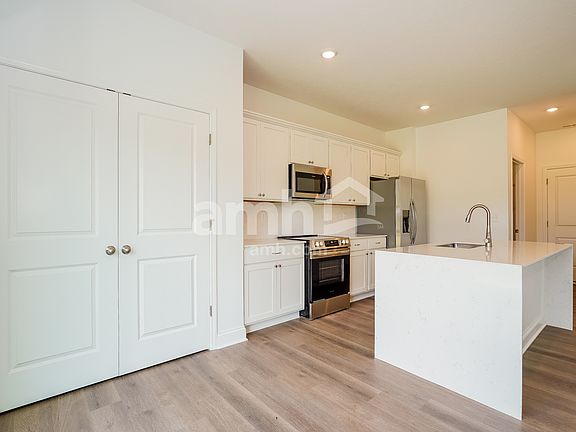 5th image of 9040 Henley Ave