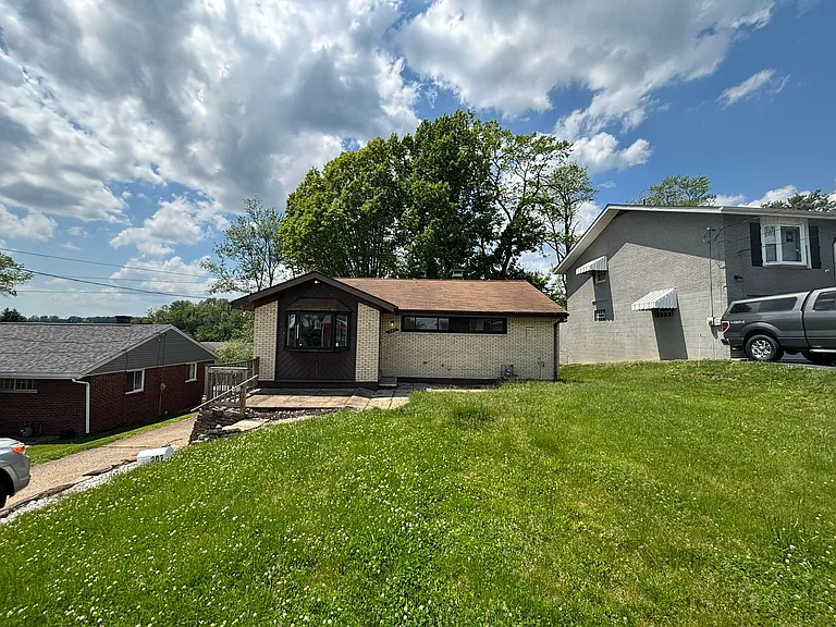 207 Kingston Dr — Photo 2