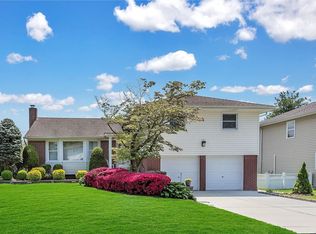 76 Robby Ln, New Hyde Park, NY 11040