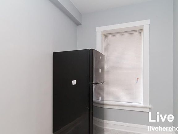 3rd image of 4602 N Beacon St APT 4C