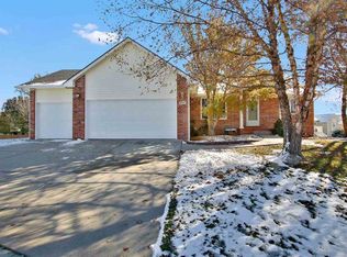 350 S Clubhouse Cir, Andover, KS 67002