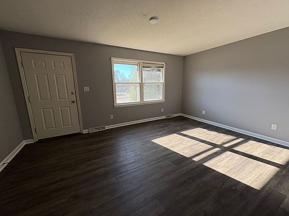 2nd image of 840 Lynnwood Way APT B