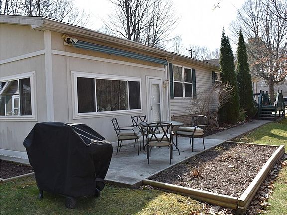 2nd image of 1690 Lakeview Dr