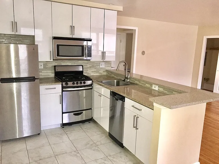 3024 W Queen Ln — Photo 5