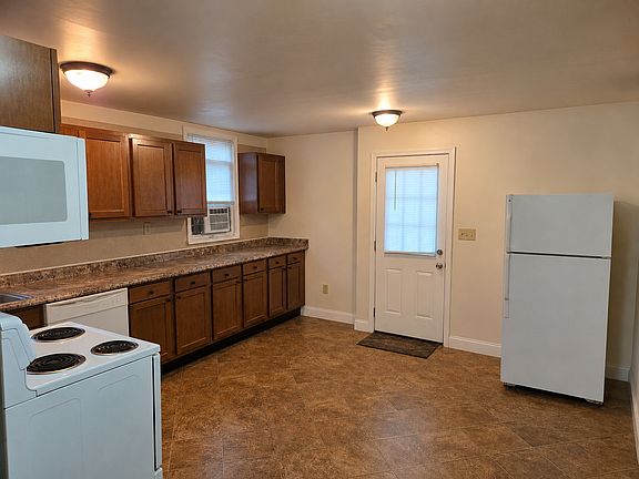 3rd image of 135 W Charlotte St APT A