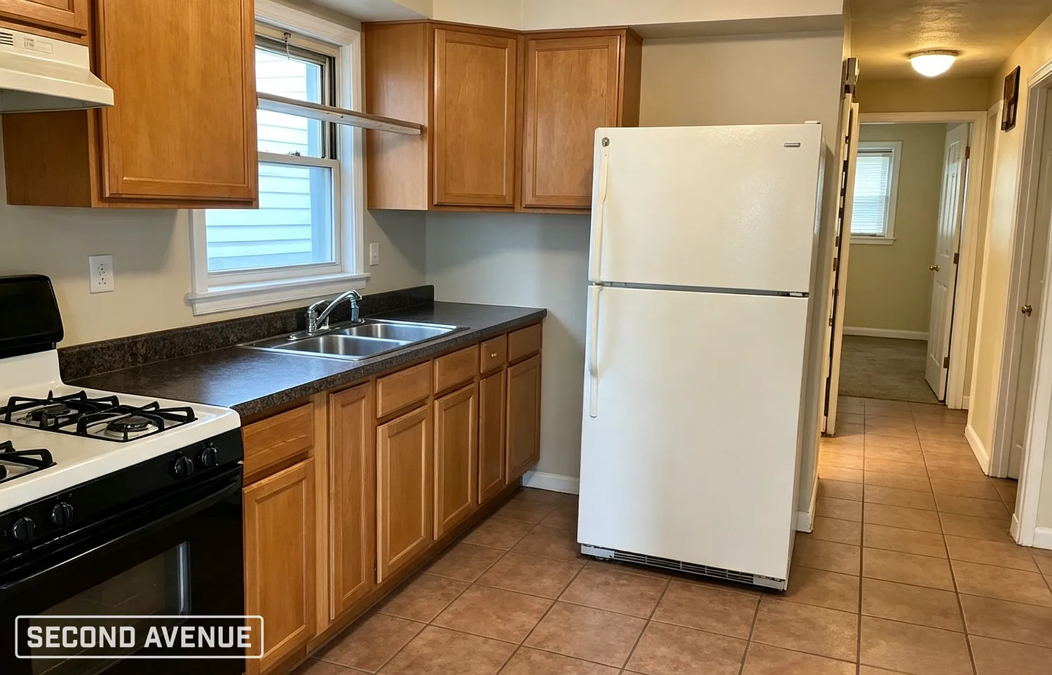 3 bed, 1.0 bath, 924 sqft, $1,549 — Photo 2