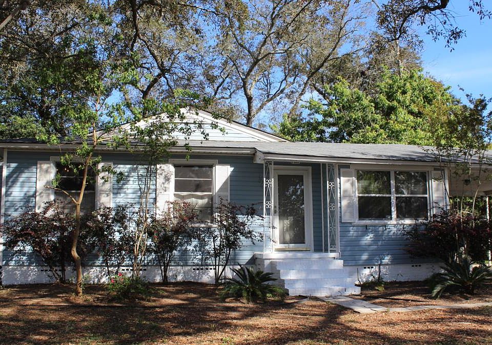 Beautiful cottage with a water view from the front yard