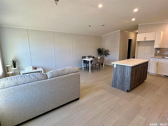 3rd image of 912 Quandt Crescent