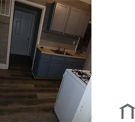 3529 Robson St — Photo 10