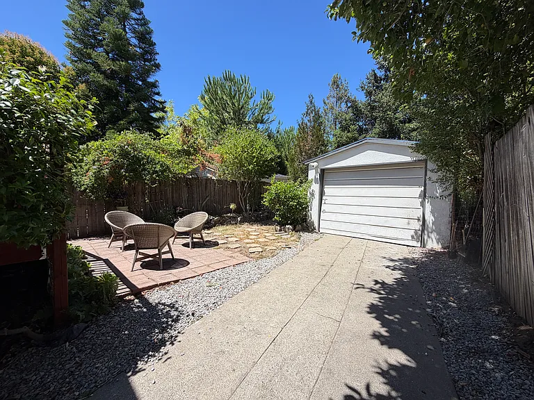 106 Treanor St — Photo 32