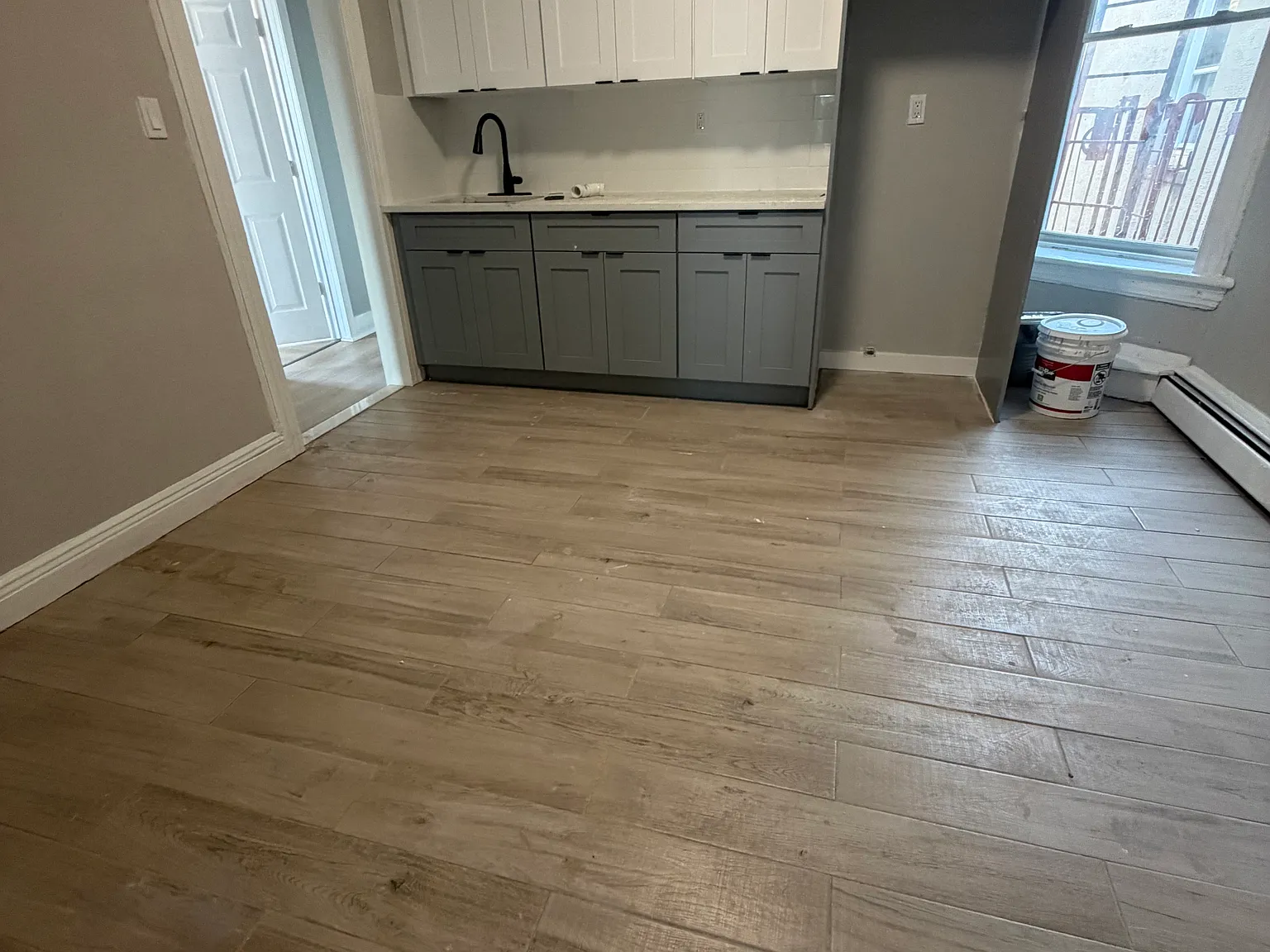 3 bed, 850 sqft, $2,400 — Photo 1