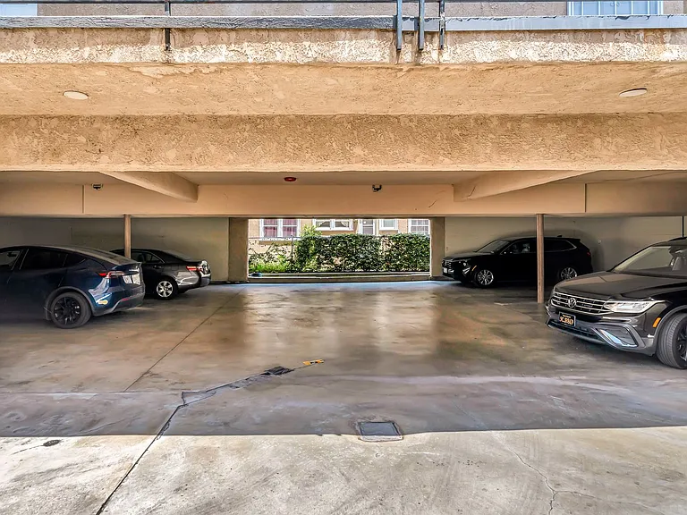 1614 E Chevy Chase Dr — Photo 22
