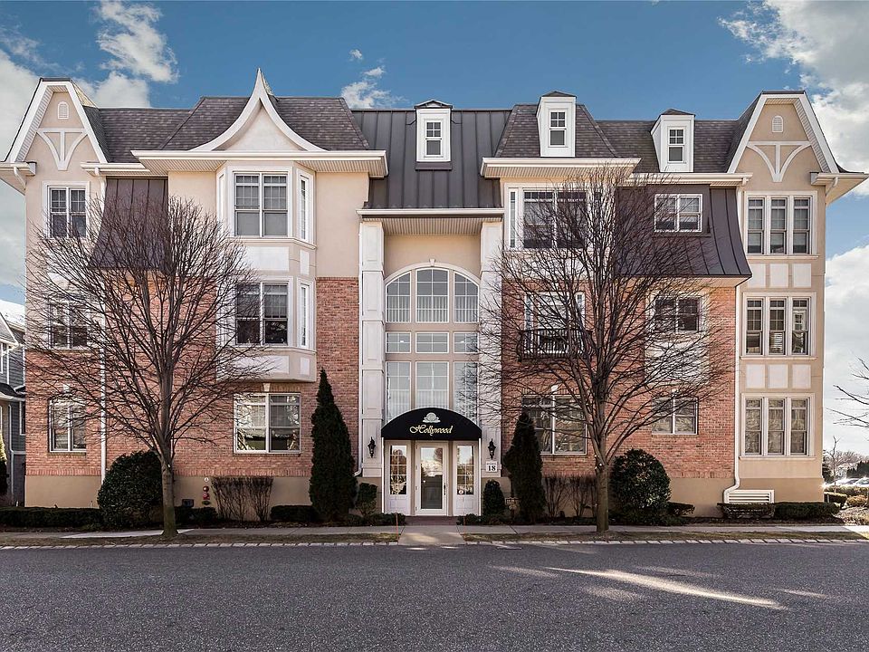 1st image of 304 Roosevelt Way