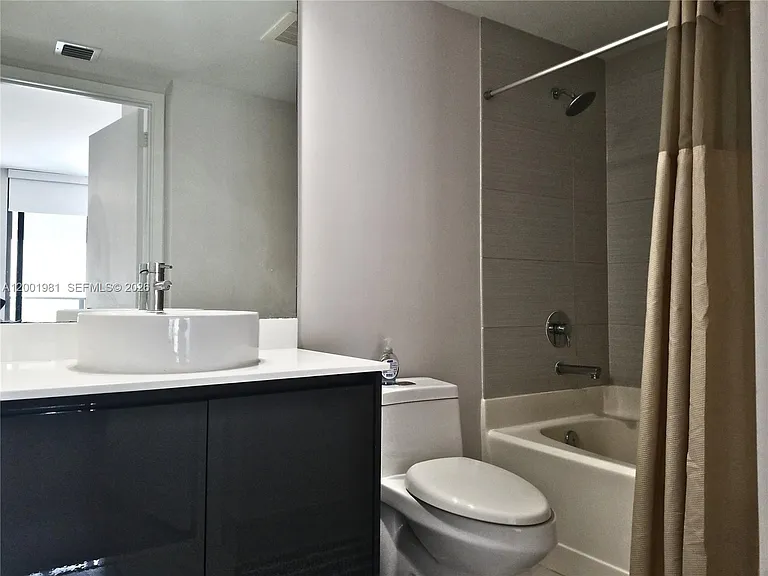 31 SE 6th St #1405 — Photo 6