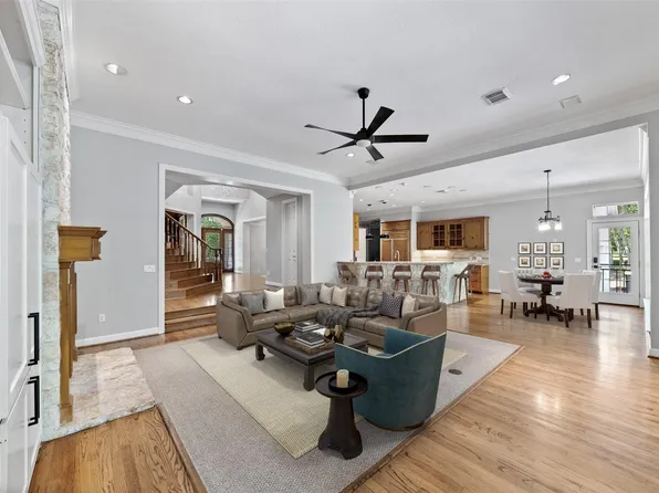 2042 Darby Ln, Fresno, TX 77545