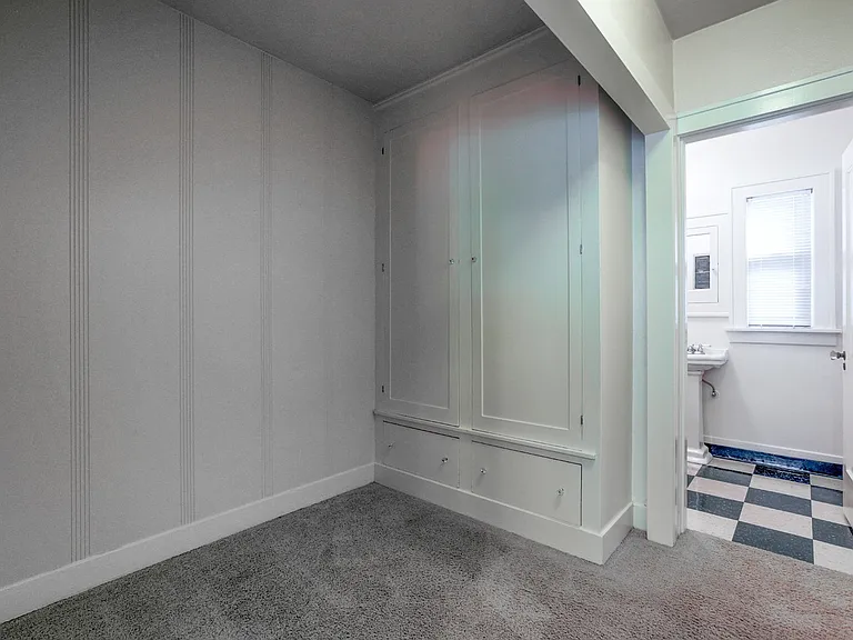 2310 NE Weidler St — Photo 8