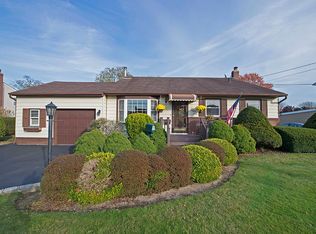 823 Tanglewood Rd, West Islip, NY 11795
