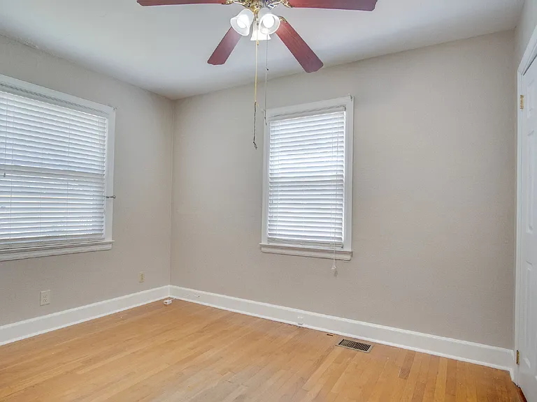 1613 E Jordan St — Photo 12
