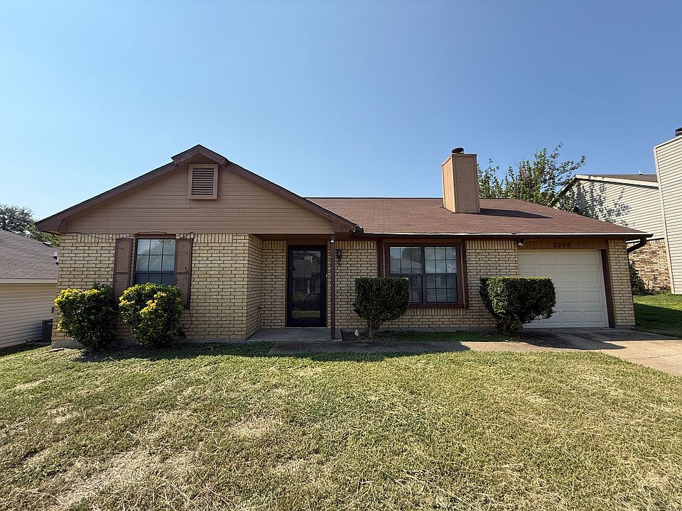 1st image of 2208 Woodlands Dr
