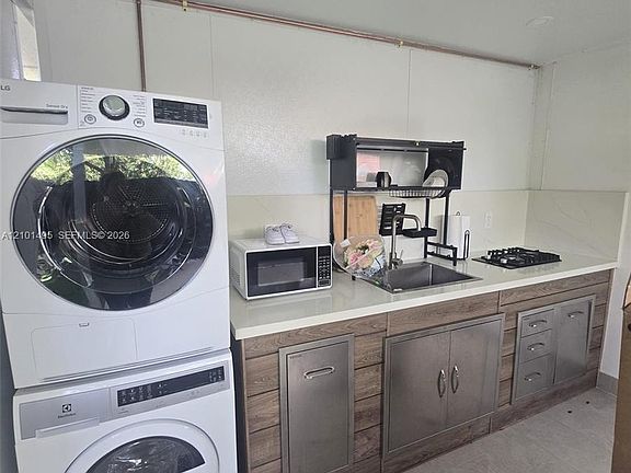 3rd image of 91 NE 16th St #4