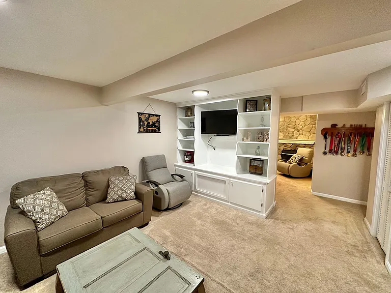 103 Staunton Ct — Photo 18