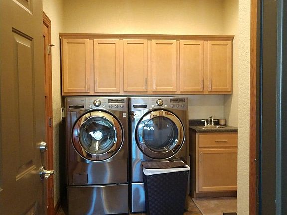 Mud/laundry room