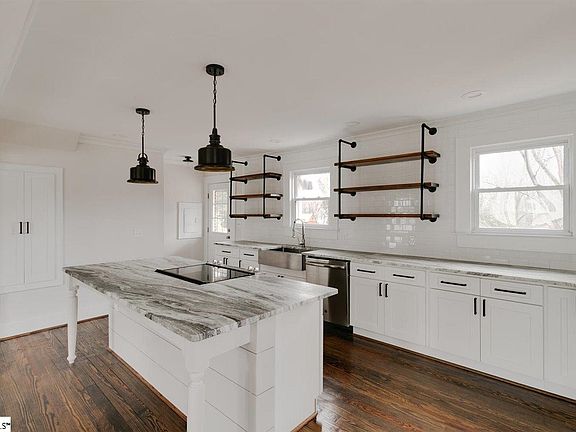 5th image of 113 E Hillcrest Dr