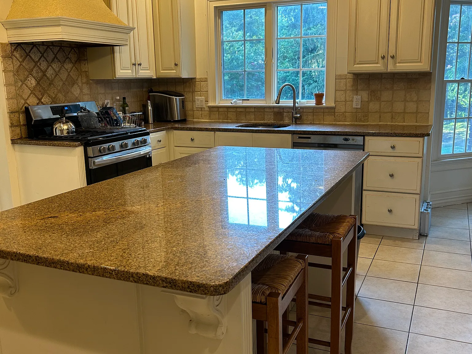 5 bed, 4061 sqft, $7,499 — Photo 3