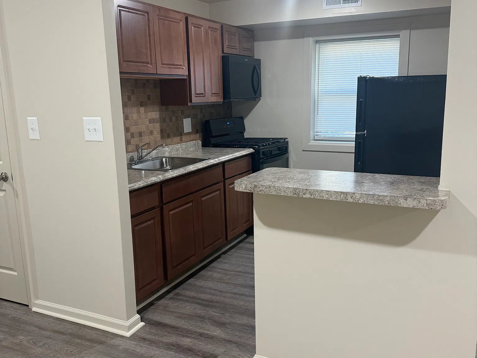 3 bed, 800 sqft, $1,599 — Photo 2