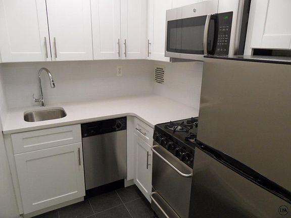 2nd image of 310 W 47th St APT 7C