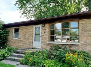 909 Holiday Dr, Champaign, IL 61821