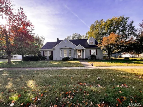 1310 Clinton St, Carlyle, IL 62231