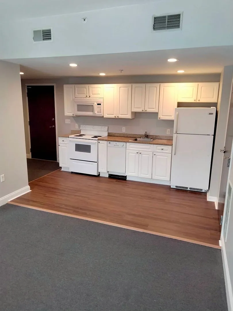 210 Farmington Ave — Photo 2