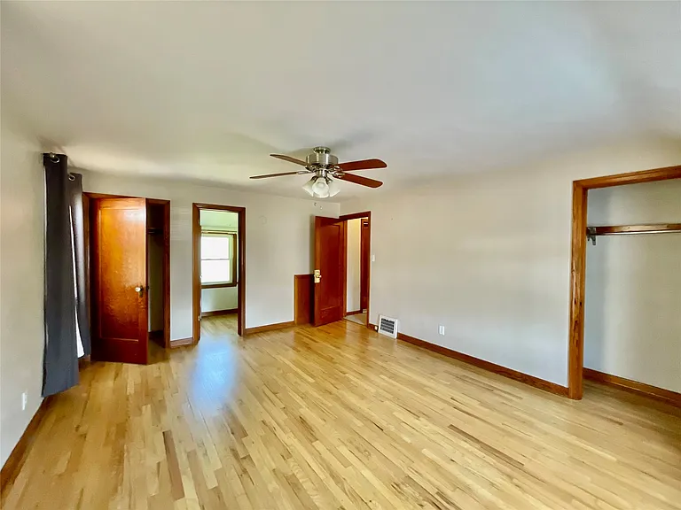 2727 Hall St — Photo 9