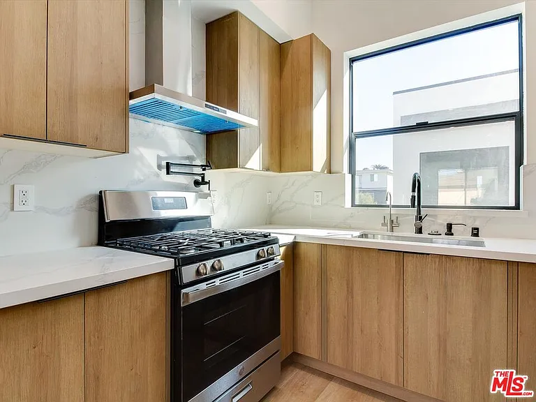2817 S Redondo Blvd — Photo 11