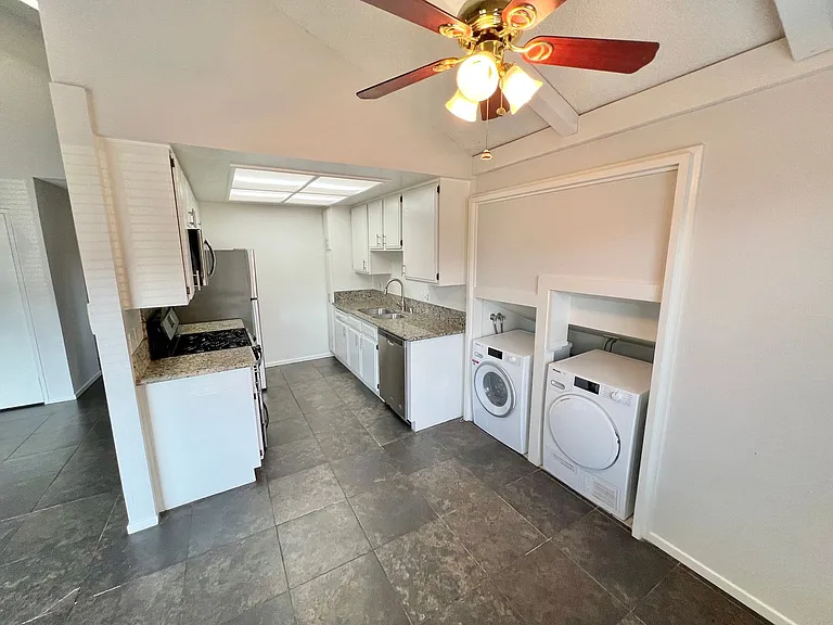 1045 E 3rd St #3 — Photo 5