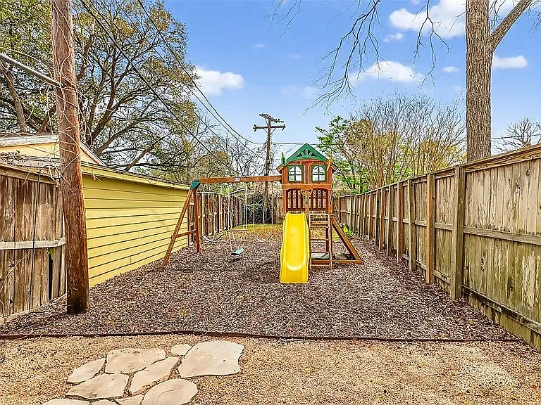 437 Delaine Dr — Photo 5