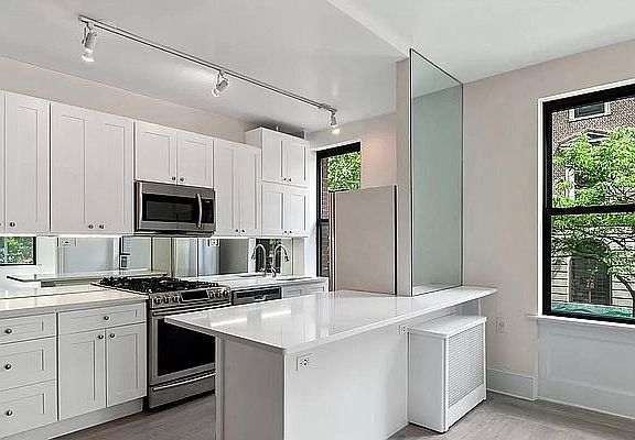 3rd image of 160 Wadsworth Ave APT 207