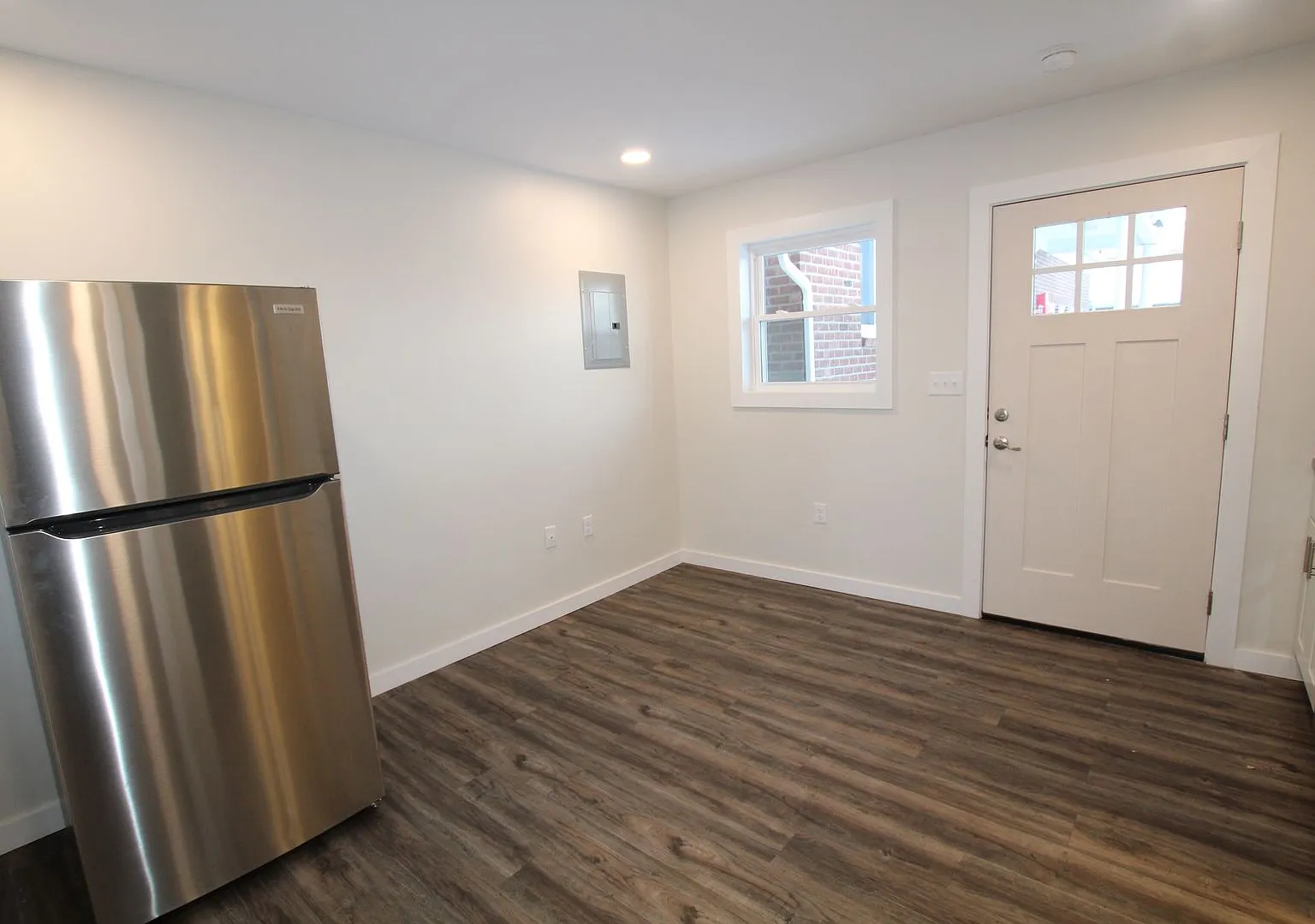 Free 1 Month Rent!! Beautifully Remodeled And Completed Efficiency Studio — Photo 2