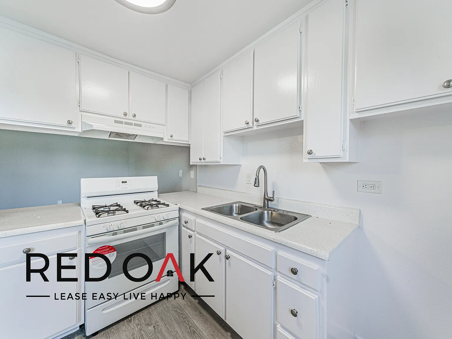 Brilliant Junior One Bedroom with Balcony, On-Site Laundry and Included Parking ~ Near CSU Northr... — Photo 2